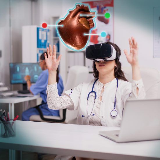 visualización en realidad aumentada de un corazón, haciendo uso de unas gafas de realidad virtual